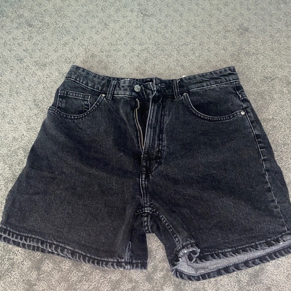 Zara Black High-Waisted Denim Shorts - Picture 2 of 8